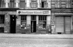 o.T.,  Kneipe/Lokal/Gaststätte "Lolli´s Krug" (Hausnummer 29) mit Werbung für Berliner Kindl-Bier, Mampe, Sinalco, rechts ein "Fruchthaus"