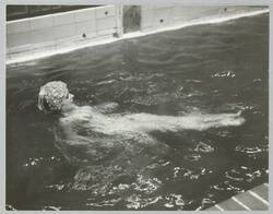 o.T., Unbekleidete Frau mit Badekappe in einem (Therapeutischen?) Schwimmbecken