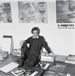 Klaus Kinski in seiner Wohnung