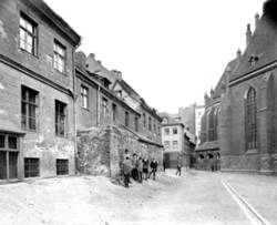 Durchblick von der Kaiser Wilhelmstr. Zur Bischofstraße in den Marienkirchhof, rechts ein Teil der Marienkirche