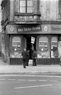 o.T., Straßenszene mit vier Männern vor der Eck-Kneipe/Lokal/Gaststätte "Bei Tante Anna" (Berliner Kindl)