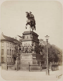 Reiterstandbild Friedrich II. Unter den Linden, Blick nach Südwesten