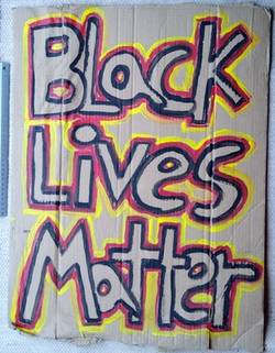 32 Schilder von der Großdemonstration BLACK LIVES MATTER auf dem Alexanderplatz mit 15.000 Teilnehmern