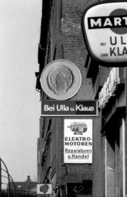 o.T., Werbeschilder in einer Straße (Kneipe) "Bei Ulla u. Klaus", "Berliner Kindl", "Elektromotoren"