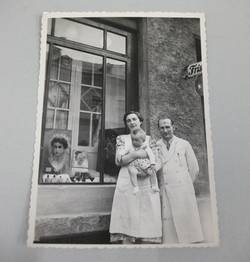 Fotografie "Hans und Anna-Luise Uhlmann 1950 vor dem Geschäft"
