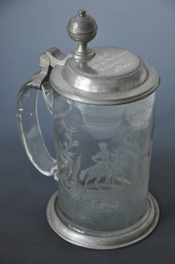 Zylindrischer Glashumpen mit Zinndeckel und Darstellung eines Reiters in Mattschnitt,