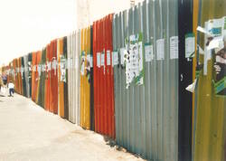 Wellblech-Zaun mit diversen Anschlägen von Werbung zur Bundestagswahl 1990