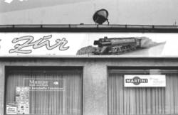 o.T. Fenster und Kneipen-Schild "Zur Eisenbahn" (?) und Werbung für Mampe halb und Halb, Martini, Coca-Cola und Schöller-Eis