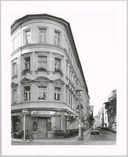 Blick in die Große Hamburger Straße Richtung Süden, im Vordergrund Nr. 37, Ecke Sophienstraße