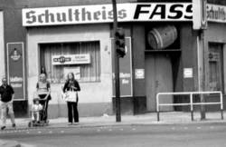 o.T., Straßenszene mit Passanten bei der Eck-Kneipe/Lokal/Restaurant "Fass", Stromstraße