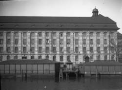 Blick auf das Rolandufer mit der südlichen Fassade des Verwaltungsgebäudes der städtischen Gaswerke und einer Flußbadeanstalt ;