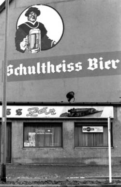 o.T. Fenster und Kneipen-Schild "Zur Eisenbahn" (?) und Werbung auf Brandwand für Schultheiss-Bier