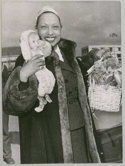 o.T., Josephine Baker, Puppe und Teddybären haltend