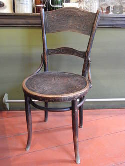 zwei Bugholzstühle mit geprägter Sitzfläche und Rückenlehne
