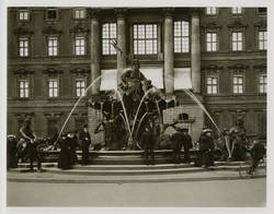 Der Neptunbrunnen auf dem Schloßplatz;