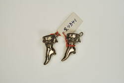 Stricknadelhalter in Form von halbhohen Damenschnürstiefeln (zwei Teile, Kette fehlt)