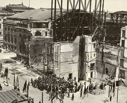 Sicht über die Ruine der Staatsoper während des feierlichen Baubeginns. 