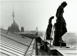 Berlin-Mitte. Blick vom Dach der Humboldt Universität zu Berlin, Unter den Linden, nach Osten zum Berliner Dom, im Hintergrund Rathaus- und Fernsehturm