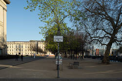 corona berlin.   (Blick über den Lustgarten zum Humboldt-Forum nach Südost zum Humboldtforum, links angeschritten das Alte Museum, rechts der Spreekanal)