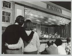 o.T., Paar vor einer Bühne beim Deutsch-Amerikanischen Volksfest 1975