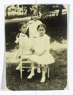 Die Töchter von Hans Richter: Ruth, Asta und Vera im Garten des Hauses am Wannsee, um 1917;
