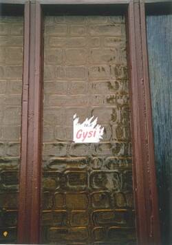 Wahlwerbung zur Bundestagswahl 1990. .Abgerissenes Plakat der PDS mit  Name "Gysi" an Haustür