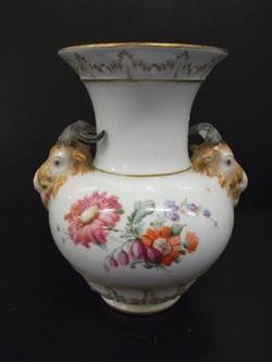Vase mit Tierköpfen, Deutsche Blumen und Golddekor