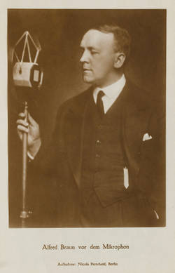 Alfred Braun vor dem Mikrophon