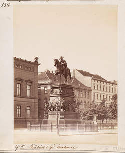 Blick von der Universität auf das Denkmal König Friedrichs des Großen Unter den Linden
