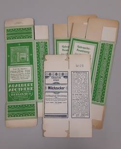 Vier Kartons für Medikamente der Adalbert-Apotheke Kreuzberg