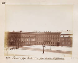 Das Palais Redern Unter den Linden 1  mit anschließenden Häusern der Südseite des Pariser Platzes;