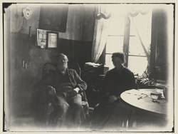 Ernestine Louise und Johann Traugott in der Stube ihres Hauses in Rummelsburg