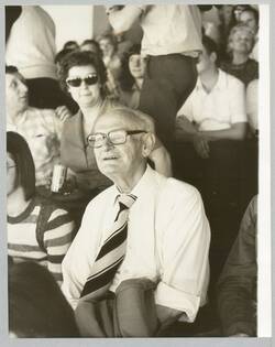 o.T., Älterer Herr auf der Zuschauertribüne schaut Fußballspiel