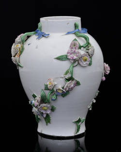 Vase, plastischer Blumenschmuck