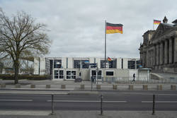 corona berlin.   (Scheidemannstraße, Besucherzentrum des Deutschen Bundestages und Paul-Löbe-Haus, rechts das Reichstagsgebäude);