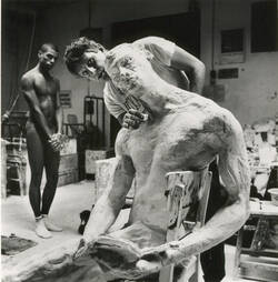 Skulptur "Young Man Reading"/ Rainer Fetting in seinem Atelier