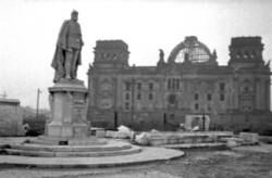 Ruine des Reichstagsgebäudes. Im Vordergrund das Denkmal Kaiser Friedrich III.