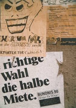 Wahlwerbung zur Bundestagswahl und Kommunalwahl 1990. Plakate von Bündnis 90 u.a. "Die richtige Wahl ist die halbe Miete", "Wohnraum für alle ... Leerstand reicht"