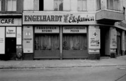 o.T., Eck-Kneipe/Lokal/Gaststätte und Frühstück-Stube "Zum Elefanten" mit Werbung für Engelhardt-Bier und CHarlottenburger Pilsner