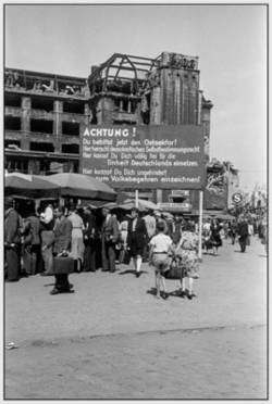 Volksbegehren zur Deutschen Einheit, zerstörte Gebäude am Potsdamer Platz