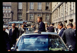 Kennedy in Berlin/im offenen Wagen am Schöneberger Rathaus