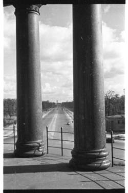 Blick von der vom Königsplatz zum Großen Stern versetzten Siegessäule zum Brandenburger Tor II 