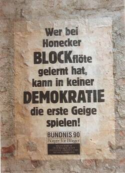 Wahlwerbung zur Bundestagswahl und Kommunalwahl 1990. Plakat von Bündnis 90 "Wer bei Honecker BLOCKflöte gelernt hat, kann in keiner DEMOKRATIE die erste Geige spielen""