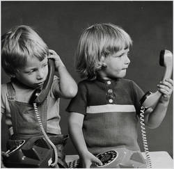 ohne Titel; zwei kleine Jungs mit Telefonen