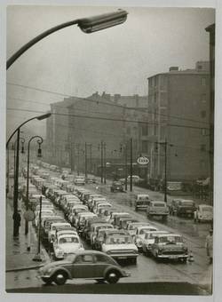 "Ostersonntag 1964 Heinrich-Heine-Straße". Sich stauende PKW