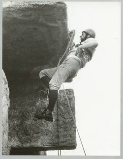 o.T., Angeseilter Kletterer am Überhang des Kletterturms Teufelsberg