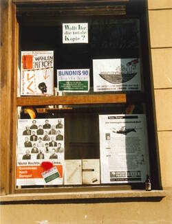 Schaufenster mit Wahlwerbung von Bündnis 90, Unabhängiger Frauenverband, Grüne Partei