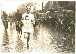 Ein Läufer des Sport Clubs Charlottenburg auf regennasser Straße