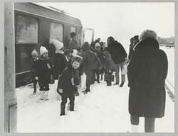 o.T., Kinderreisegruppe auf verschneitem Bahnsteig