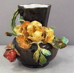 Vase, plastischer Blumenschmuck